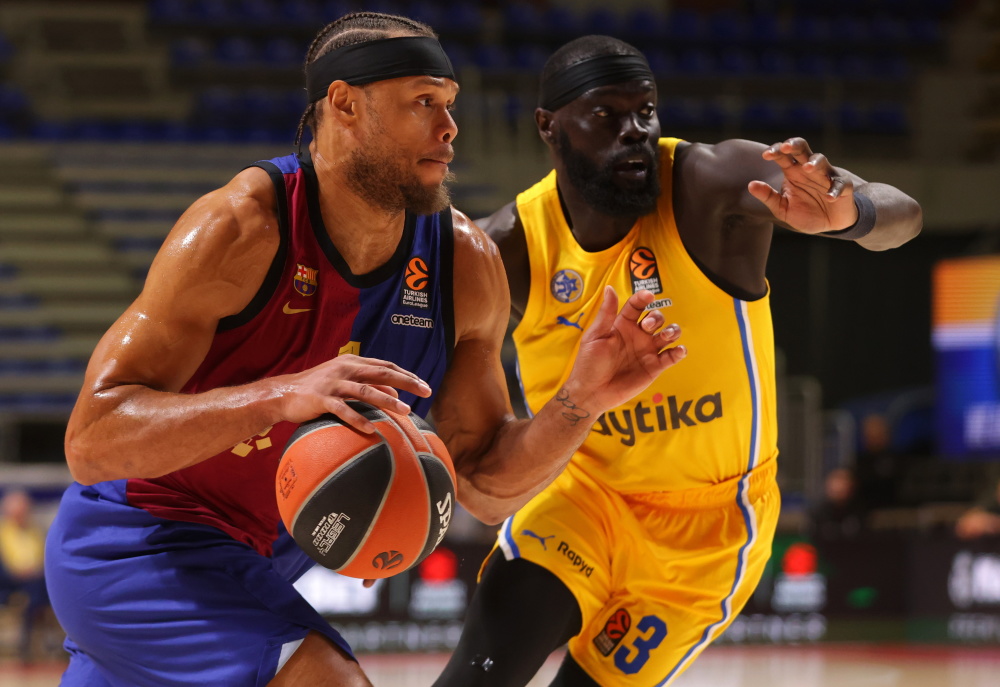 文班亚马精准传球，创造得分良机（文班亚马送出精准妙传，制造得分机会）