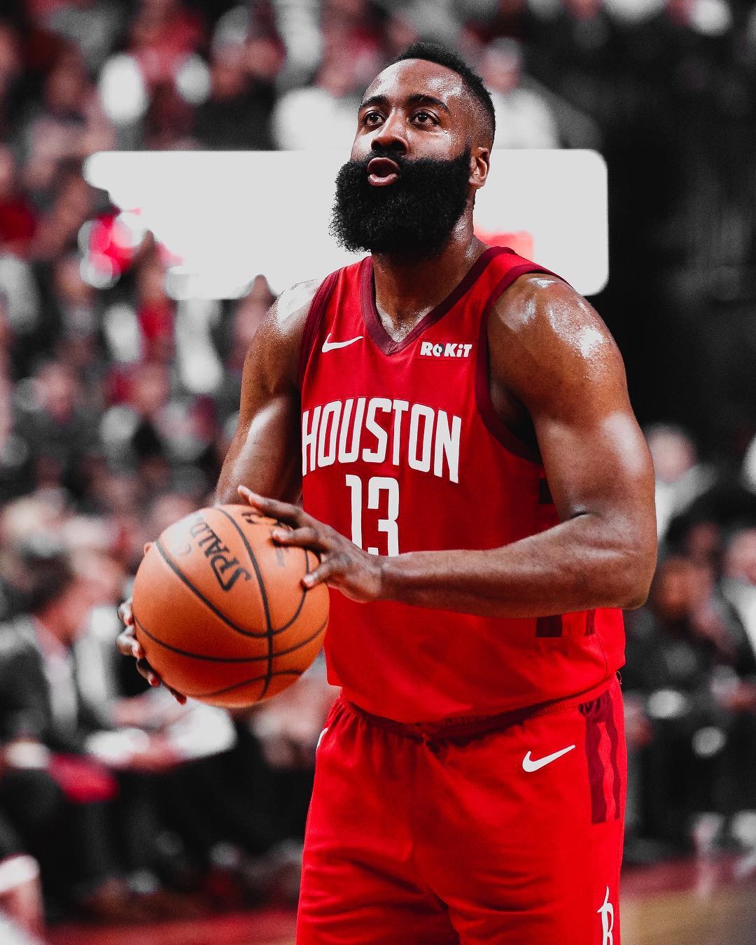 足球国足归化球员表现稳健，获媒体点赞（国足归化球员稳健发挥，媒体纷纷点赞）