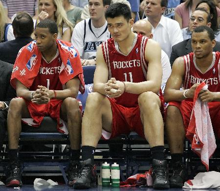 足球巴萨后防大将伤缺四周，主帅表情凝重（巴萨后防主力伤停四周，主帅神情凝重）