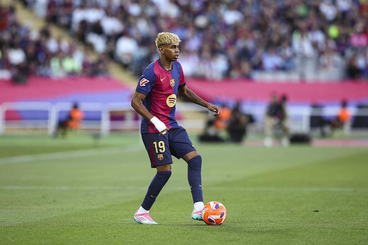 土媒：卢克曼接受加拉塔萨雷900万欧年薪，在等俱乐部谈妥（土媒：卢克曼已同意加拉塔萨雷900万欧年薪，正等待俱乐部敲定）