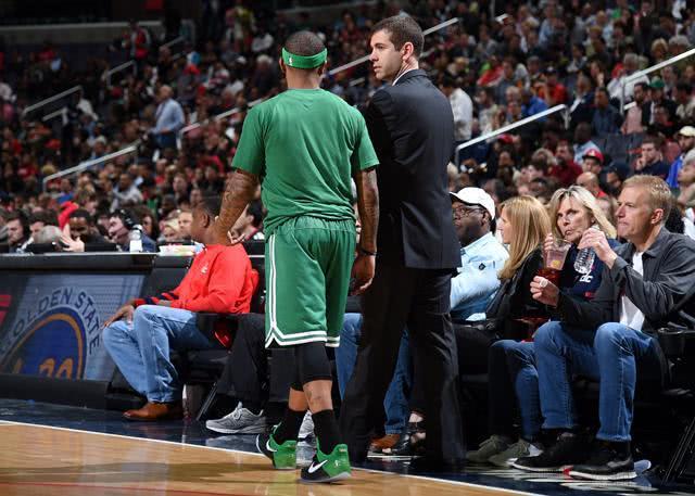 西媒：因提前将C罗替换下场，利雅得胜利主帅遭球迷猛批（西媒：提前换下C罗惹争议，利雅得胜利主帅遭球迷炮轰）