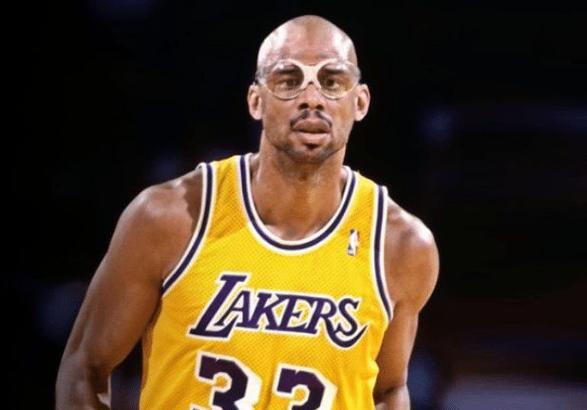 曼联英超14轮1-1战平西汉姆联，近5轮仅胜1场，阿莫林执教遇质疑，防守问题突出。（英超第14轮曼联1-1西汉姆，近5场仅一胜，阿莫林承压，防守短板明显）