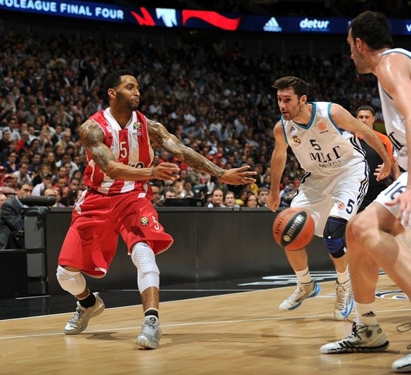 多特客战弗赖堡首发：吉拉西领衔！恩梅查、小贝林厄姆在列（多特做客弗赖堡首发名单：吉拉西领衔，恩梅查与小贝林厄姆同列先发）