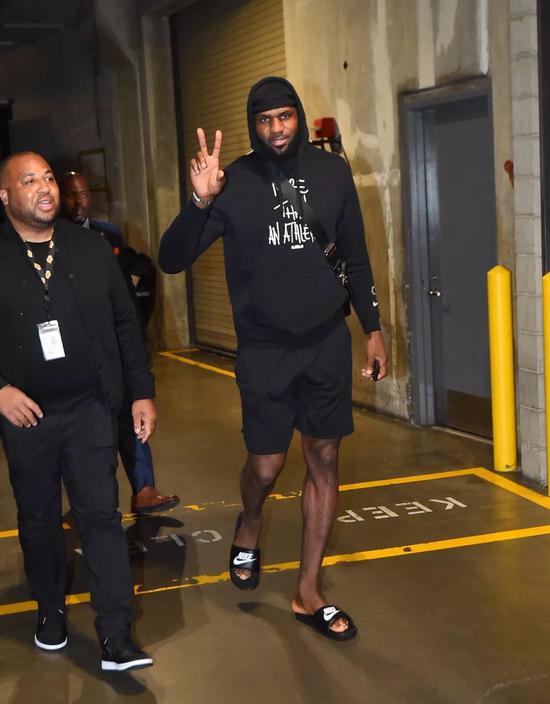 体坛记忆｜保罗最讨厌被人摸头，无论那个人是队友还是对手，但科比除外（体坛往事：保罗极厌被摸头，不分队友与对手，唯独对科比例外）