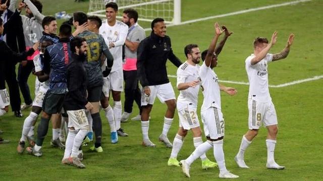 库里火力全开，斯普利特竭尽全力，比赛依旧胶着进行（库里手感炸裂，斯普利特拼到极致，比分始终胶着）