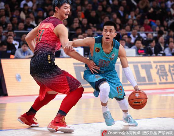 布克：极具爆发力的篮球明星（布克：爆发力惊人的篮球巨星）