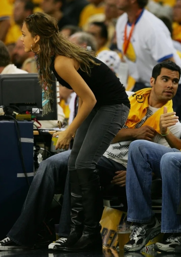 篮球赛场风云突变，三分球盛宴闪耀全场（篮球赛场风云变幻，三分狂潮席卷全场）