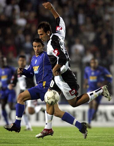 塞萨尔：齐沃为什么要换下博尼和泽林斯基？他俩明明表现最好（塞萨尔质疑齐沃换人：为何撤下博尼和泽林斯基？他们明明状态最佳）