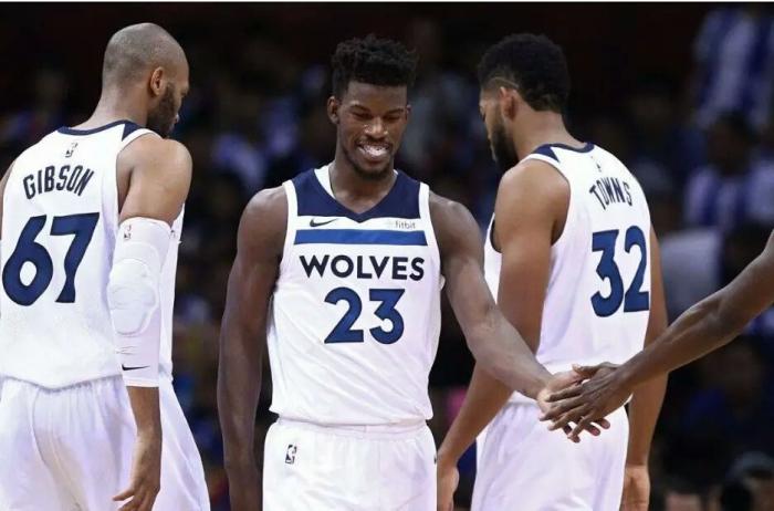 足球报：浙江队花4亿是谣言；韦世豪、李磊先后来做康复（《足球报》辟谣：浙江队花4亿不实，韦世豪、李磊相继接受康复）