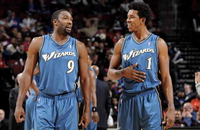 詹姆斯两双数据跻身队史前十，湖人负马刺止步NBA杯八强（詹姆斯砍两双升至队史前十，湖人不敌马刺止步NBA杯八强）