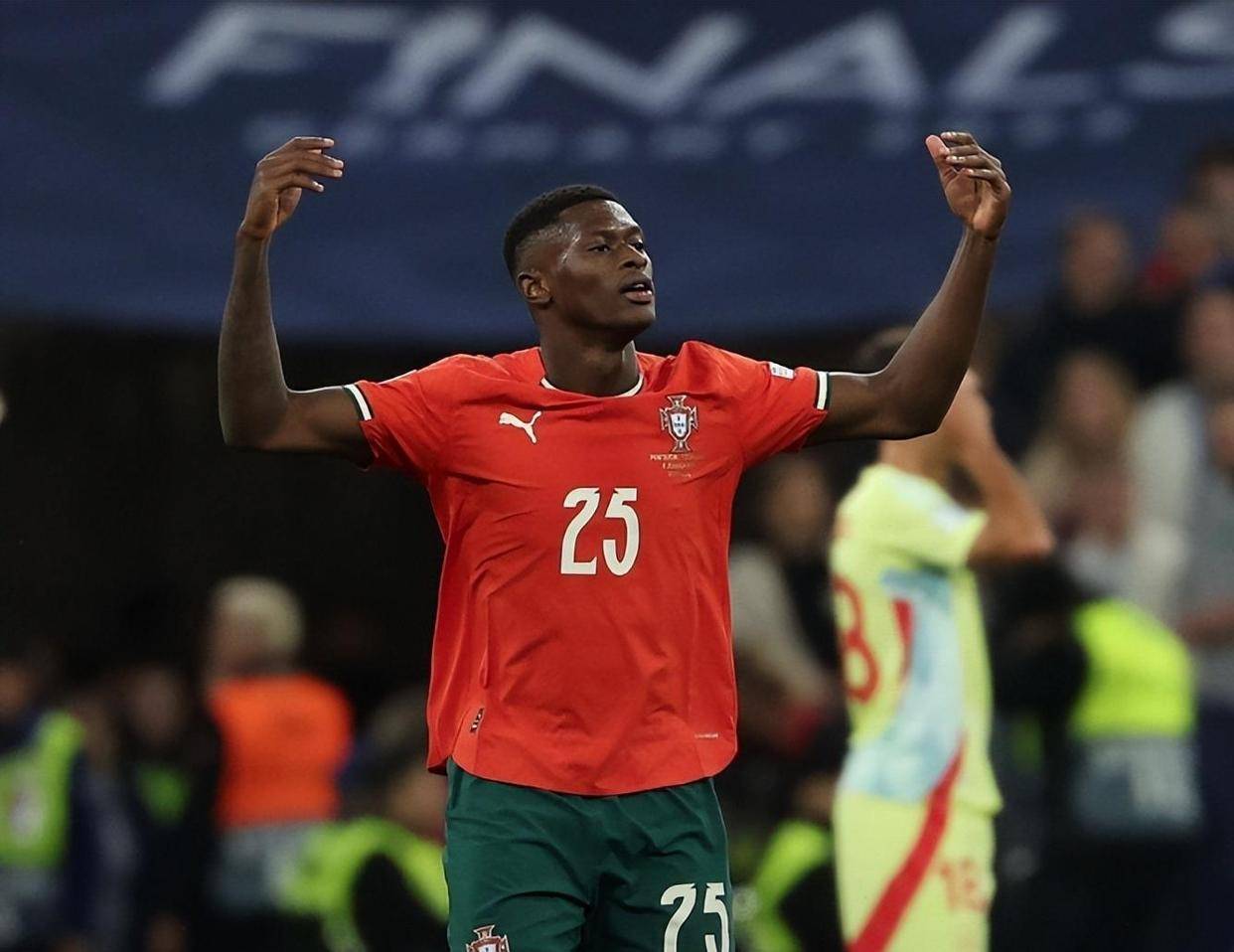 TA：阿森纳在关注雷恩后卫雅凯；塔帅不希望让一线队球员外租（TA：阿森纳盯上雷恩后卫雅凯；塔帅倾向留住一线队球员不外租）