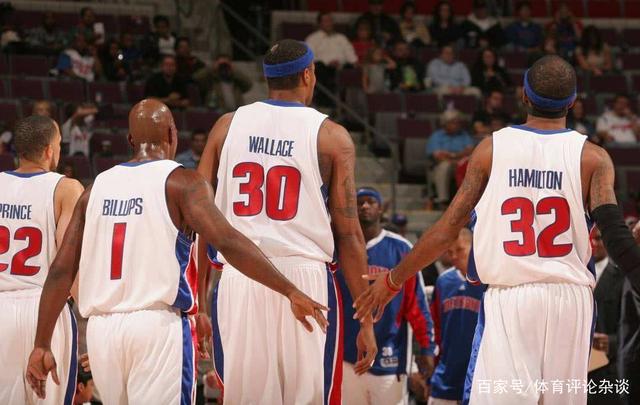 广东籍球员廖锦涛、吕焯毅参与英博队内的大连话挑战，前者胜（英博队内大连话挑战：广东籍球员廖锦涛战胜吕焯毅）