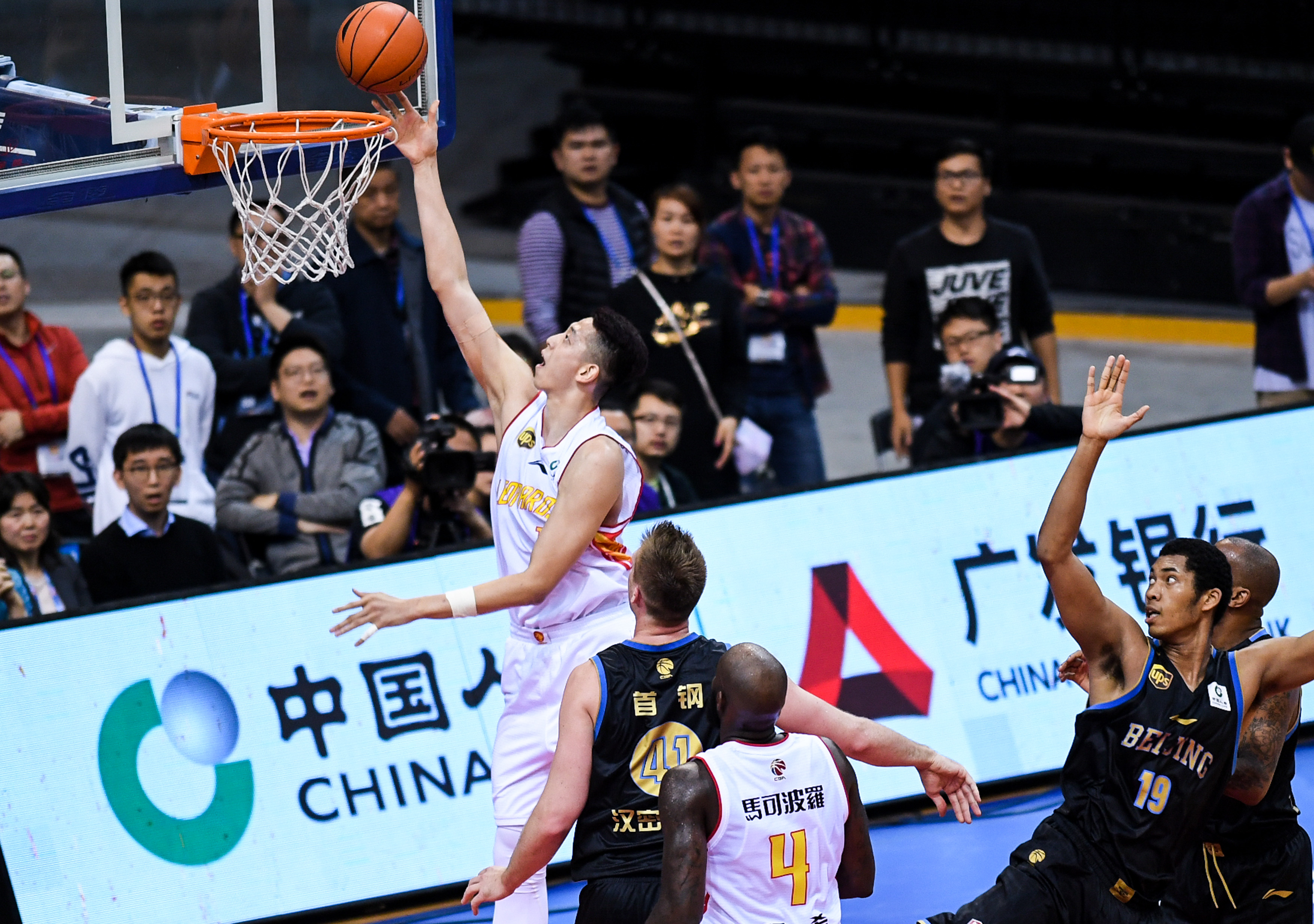 快船击败湖人终结5连败，排名反超鹈鹕升至西部第13（快船战胜湖人止住五连败，排名超越鹈鹕升至西部第13位）