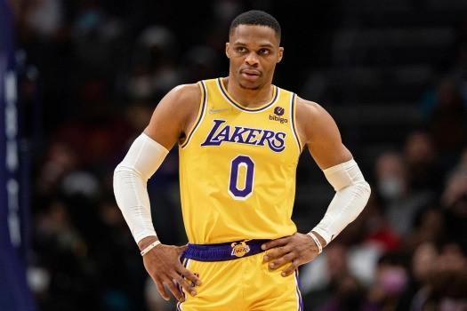 弗拉格克尼佩尔每月得分对比：几乎并驾齐驱 弗拉格涨幅更大（弗拉格与克尼佩尔月度得分对比：几近齐平，弗拉格增幅更强）