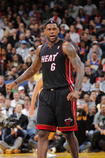 姆贝莫、阿马德和马兹拉维打完对伯恩茅斯之战就要离队。（与伯恩茅斯一战后，姆贝莫、阿马德与马兹拉维将离队）