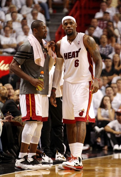 莱奥头发被拽找阿切尔比理论，后者：敢再指我就掰断你手指头（莱奥头发遭扯上前质问阿切尔比，对方威胁：再指我就掰断你手指）