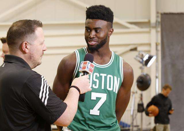 上场还早！广东新援走路一瘸一拐 首秀时间未知（登场尚早！广东新援仍在恢复，首秀时间待定）