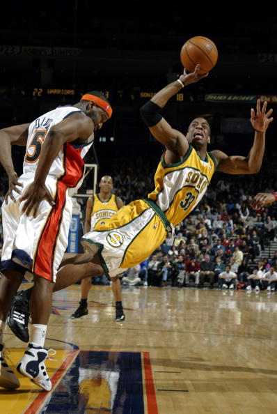 邮报：布拉德利有望出战利兹联，弗林蓬将在本月中旬复出（邮报：布拉德利或出战利兹联，弗林蓬预计本月中旬回归）