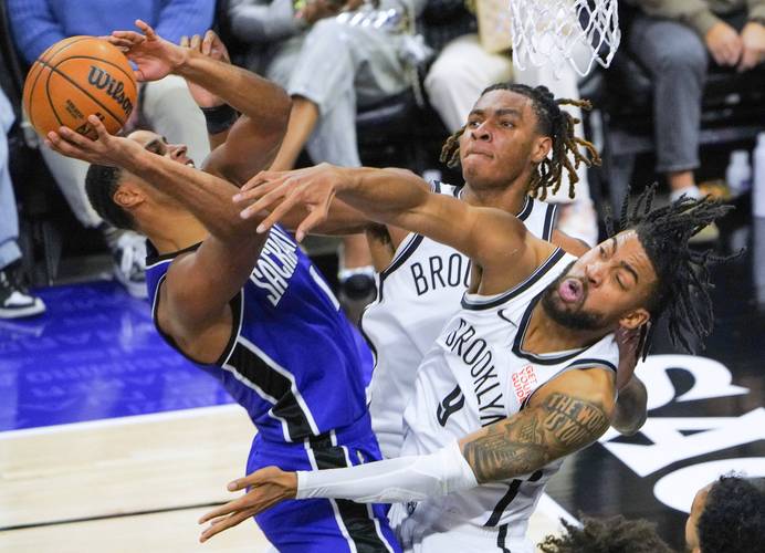 德罗赞23分扛起进攻大旗＆威少状态一般，国王落后17分（德罗赞23分领衔进攻，威少表现平平，国王落后17分）