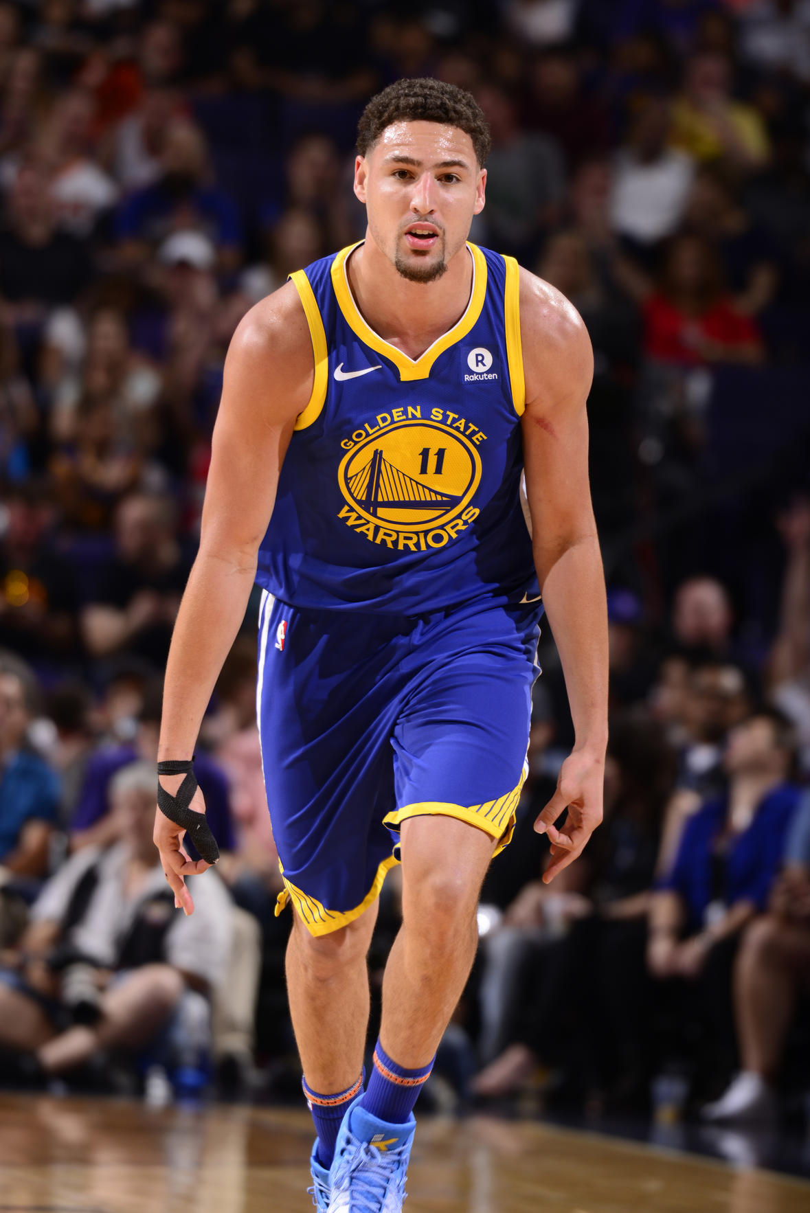 体坛记忆｜浓眉抢断库里，所有人都知道库里要干嘛，但是浓眉却一无所知（体坛回忆｜浓眉断下库里手中球，众人皆知库里意图，浓眉却浑然不觉）